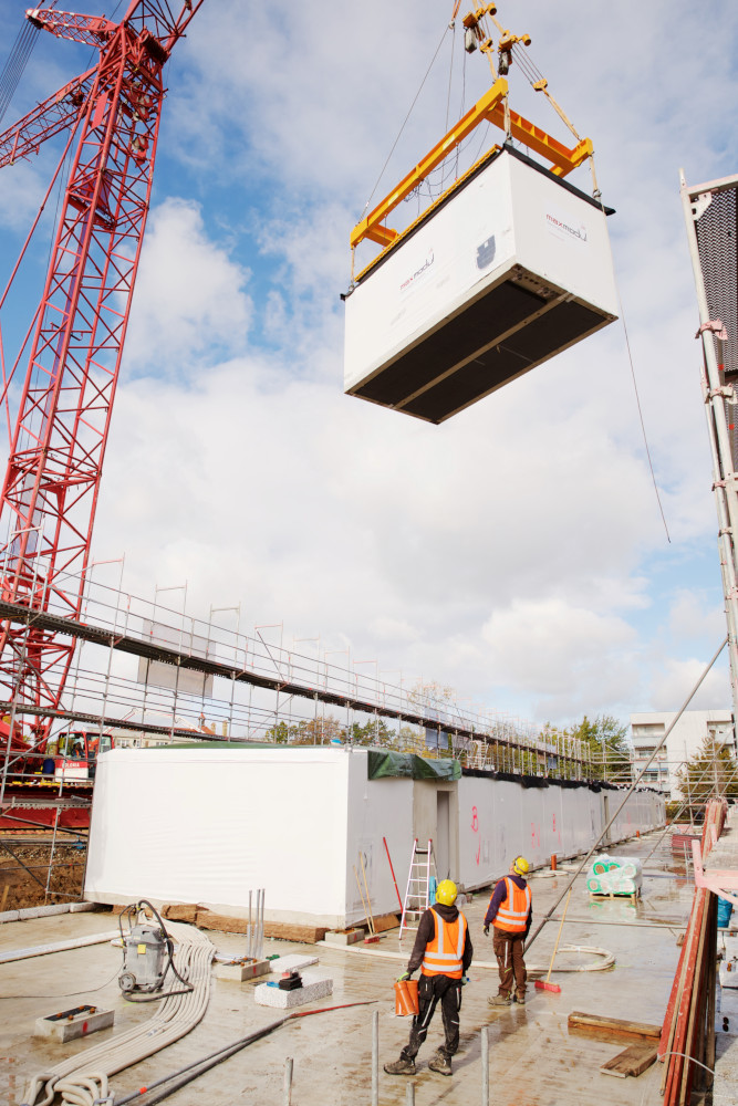 Ein Modul schwebt auf der Baustelle in Leipzig-Gohlis ein. Copyright: Vonovia SE / Peter Eichler