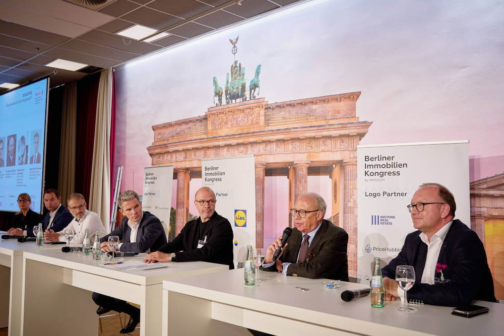 Dieses Podium diskutierte beim Berliner Immobilienkongress 2022 ausführlich über das Thema Quartiersentwicklungen in Berlin. Copyright: IMMOCOM