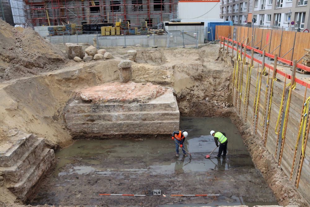 Bauarbeiter legen am Petriplatz Holzbalken frei. Copyright: Claudia Melisch.