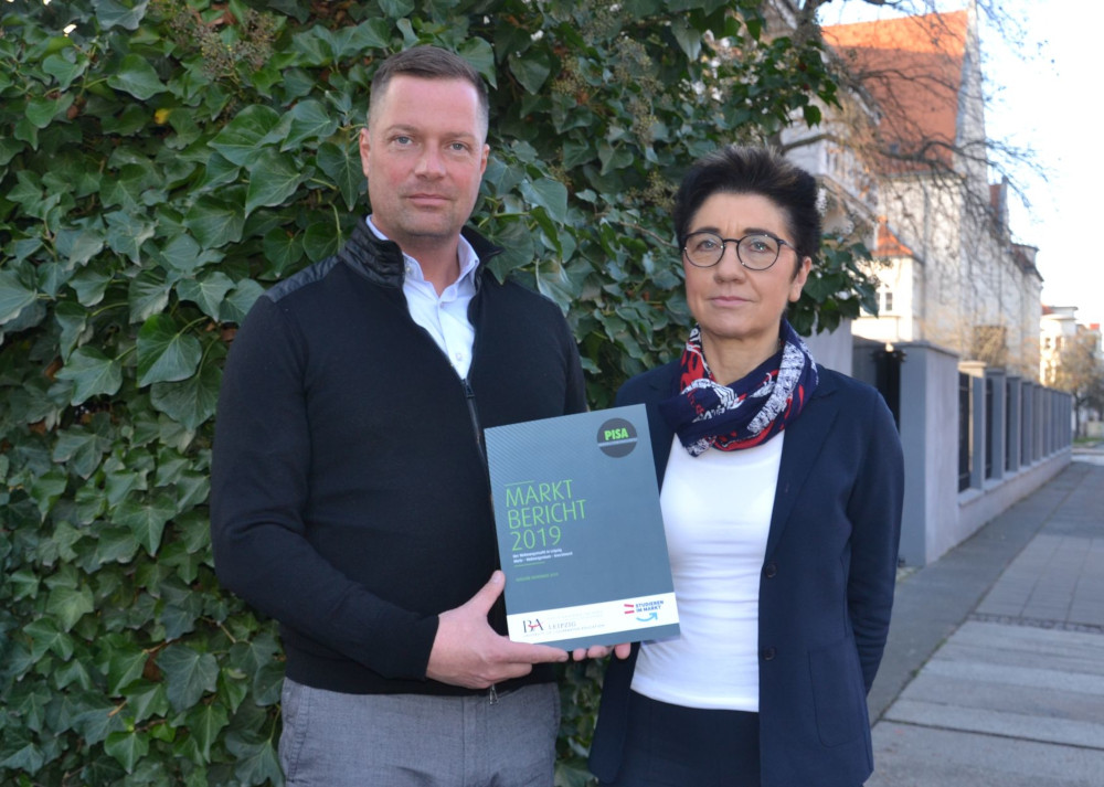 Präsentierten den neuen Wohnungsmarktbericht für Leipzig: Timo Pinder und Prof. Dr. habil. Kerry-U. Brauer. Copyright: W&R IMMOCOM Präsentierten den neuen Wohnungsmarktbericht für Leipzig: Timo Pinder und Prof. Dr. habil. Kerry-U. Brauer. Copyright: W&R IMMOCOM