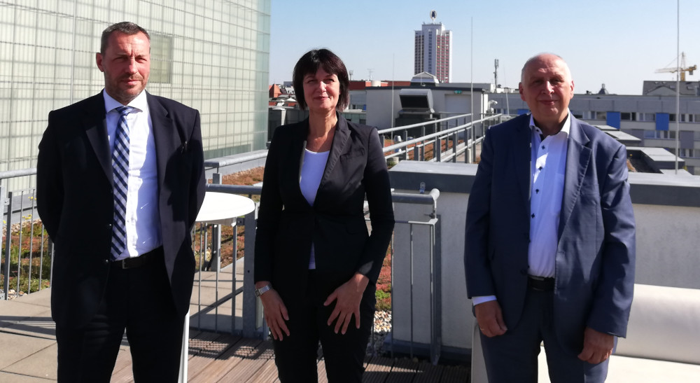 Saßen bei der Pressekonferenz der Leipziger Wohnungsgenossenschaften im Podium: Wolf-Rüdiger Kliebes, Vorsitzender des Vorstandes der VLW, VSWG-Vorstand Mirjam Luserke und Kontakt-Vorstandschef und Jörg Keim.