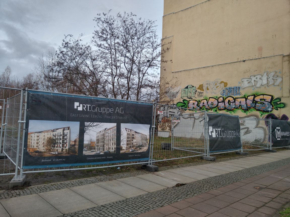 Das Baugrundstück an der Prager Straße ist bereits eingezäunt. Quelle: W&R IMMOCOM. Das Baugrundstück an der Prager Straße ist bereits eingezäunt. Quelle: W&R IMMOCOM.
