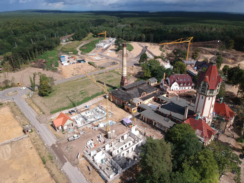 Baufeld der Kita direkt neben dem historischen Wasserturm. Copyright: DAVIDS