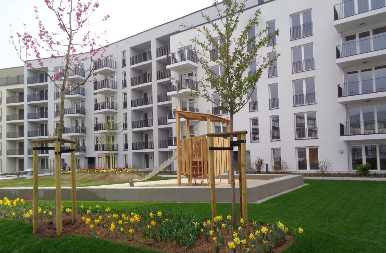 Quartier der Generationen: Hochgarten mit Spielgerät. Quelle: ZBI Zentral Boden Immobilien Gruppe. Quartier der Generationen: Hochgarten mit Spielgerät. Quelle: ZBI Zentral Boden Immobilien Gruppe.