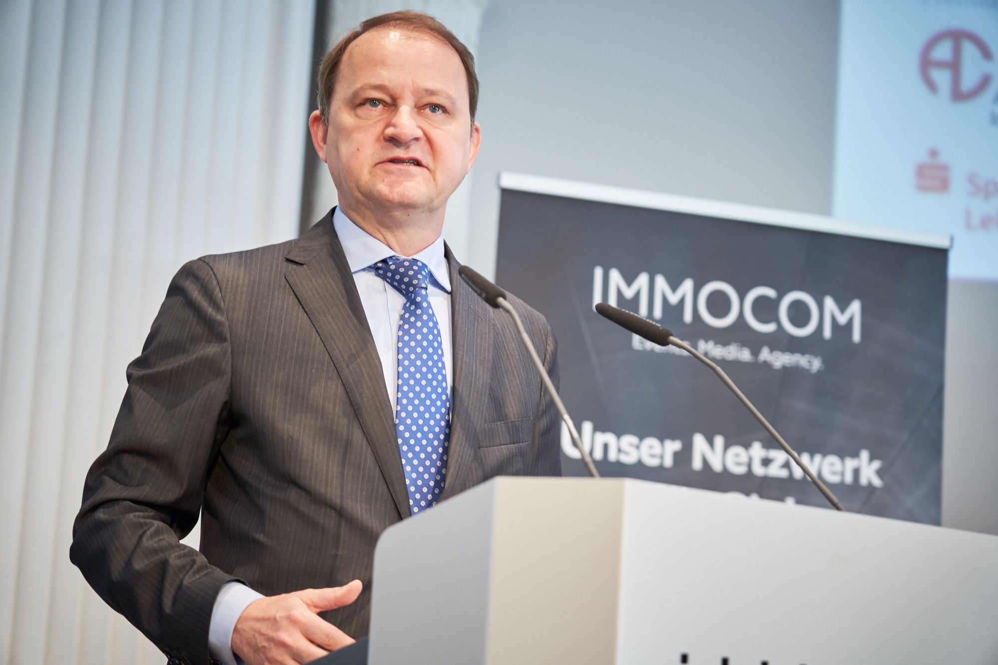 REAL ESTATE MITTELDEUTSCHLAND 2020: Auftaktpanel, Vortrag von Ulrich Menke, Abteilungsleiter Stadtentwicklung, Bau und Wohnungswesen im Sächsischen Staatsministerium für Regionalentwicklung. REAL ESTATE MITTELDEUTSCHLAND 2020: Auftaktpanel, Vortrag von Ulrich Menke, Abteilungsleiter Stadtentwicklung, Bau und Wohnungswesen im Sächsischen Staatsministerium für Regionalentwicklung.