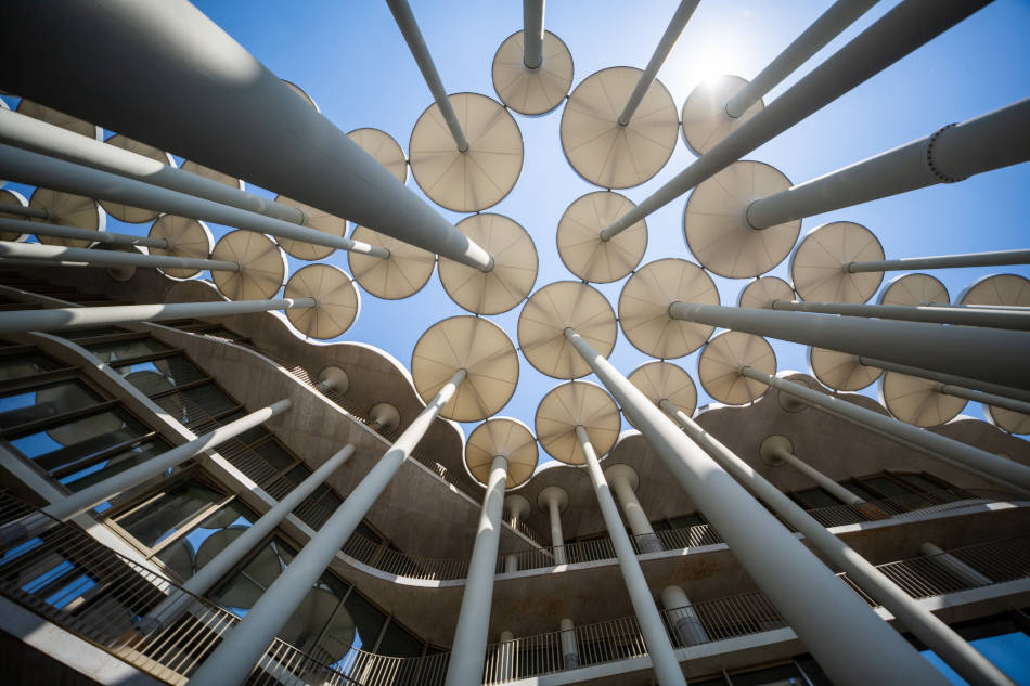 Die Säulen am Neubau der Sächsischen Aufbaubank dienen der Verschattung. Copyright: Strohhut Pictures Die Säulen am Neubau der Sächsischen Aufbaubank dienen der Verschattung. Copyright: Strohhut Pictures