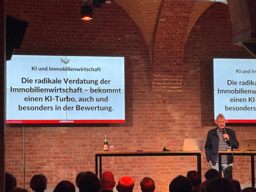 Sascha Lobo sprach über Künstliche Intelligenz. Copyright: IMMOCOM / Ivette Wagner