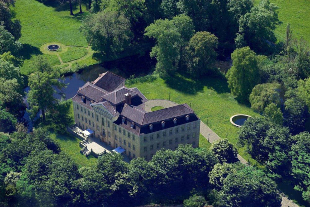 Das Schloss ist umgeben von einem fünf Hektar großen Landschaftspark. Copyright: Diemed Deutschland GmbH