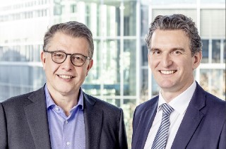 Francesco Fedele (links) und Prof. Dr. Steffen Sebastian wagen einen Blick in die Glaskugel. Copyright: BF.direkt AG Francesco Fedele (links) und Prof. Dr. Steffen Sebastian wagen einen Blick in die Glaskugel. Copyright: BF.direkt AG