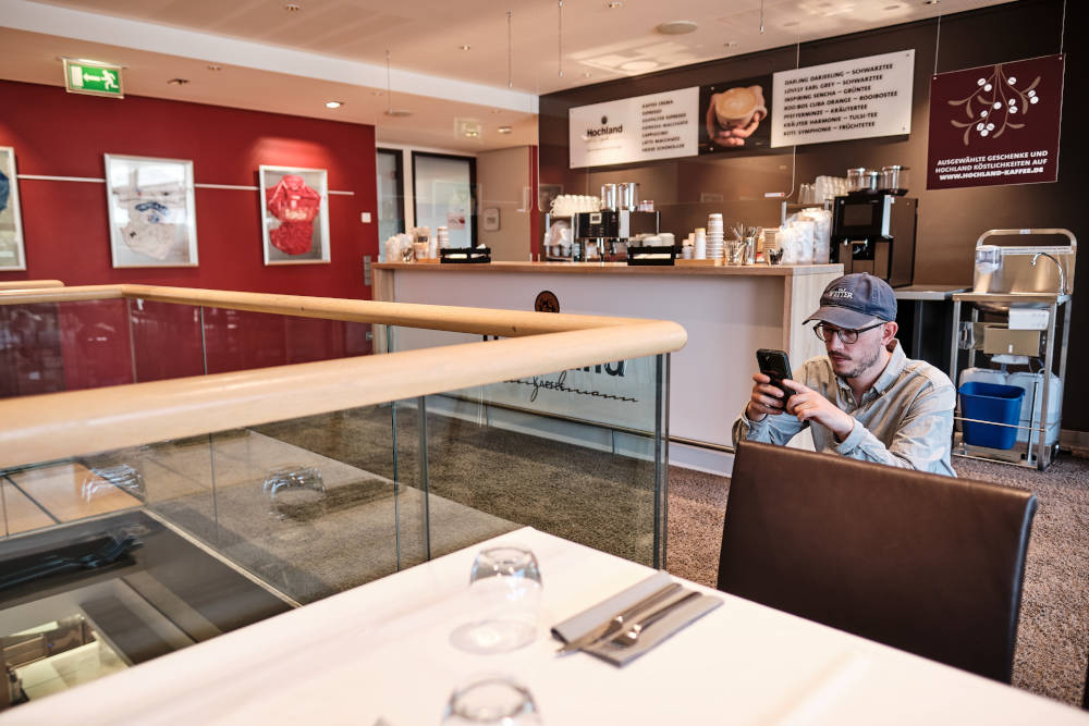 Das Geländer aus der VIP-Lounge der Mercedes Benz Arena wird fotografiert und maßgleich aufgenommen. Quelle: Thomas Jones