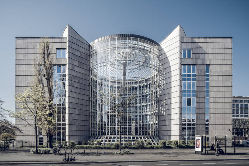 Zeitlose Architektur mit lichtdurchfluteten Büros in Berlin-Mitte. Copyright: Image Agency