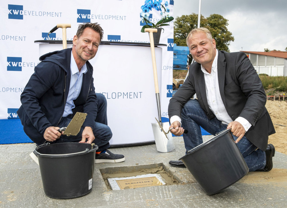 Bürgermeister Steffen Apelt (l) und KW-Development Geschäftsführer Jan Kretzschmar beim Spatenstich für den ersten Bauabschnitt. Copyright: Jan Kiaulehn