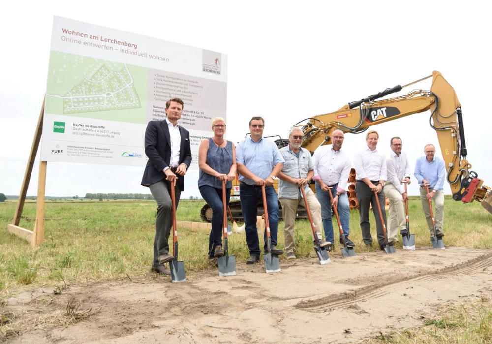 Spatenstich für Erschließung des Baugebiets Wohnen am Lerchenberg in Kesselshain bei Borna. © PURE Gruppe Spatenstich für Erschließung des Baugebiets Wohnen am Lerchenberg in Kesselshain bei Borna. © PURE Gruppe