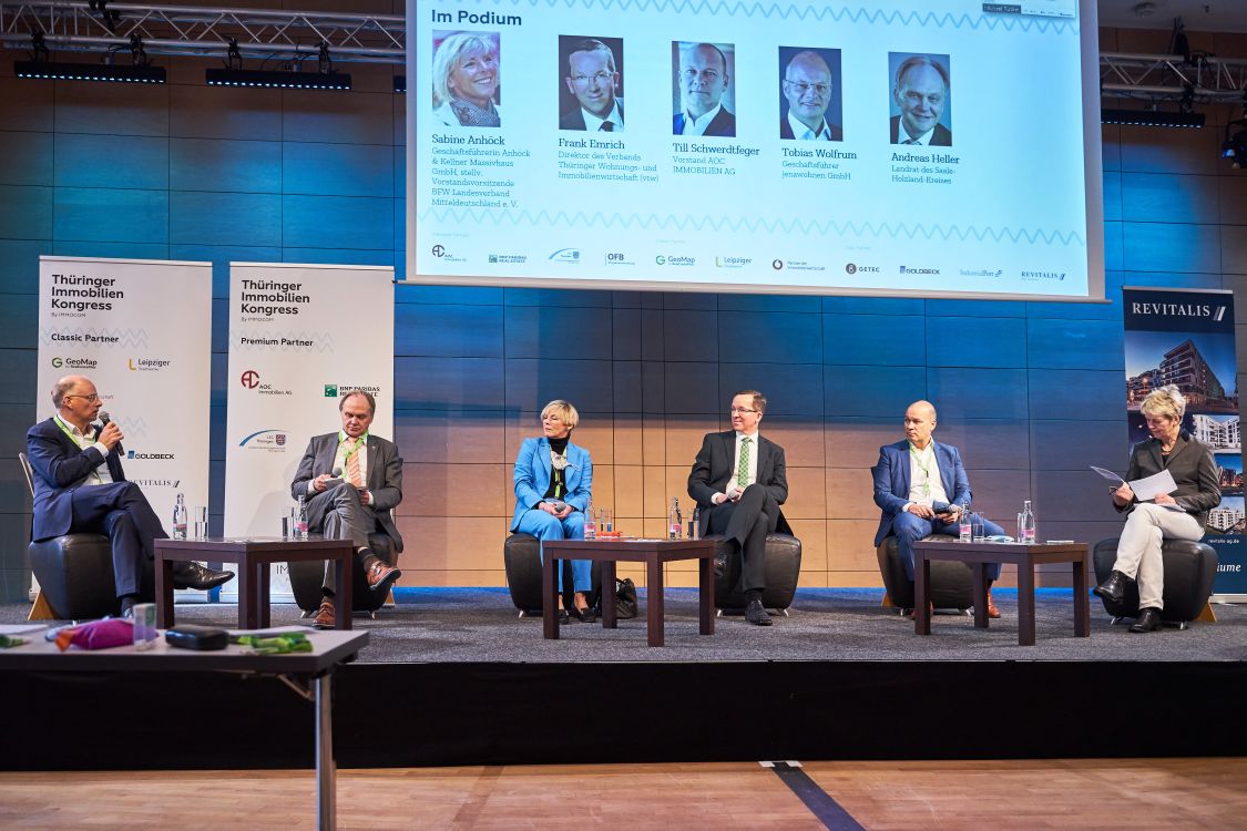 Diskussion über günstiges Wohnen in Stadt und Land. Copyright: IMMOCOM. Diskussion über günstiges Wohnen in Stadt und Land. Copyright: IMMOCOM.