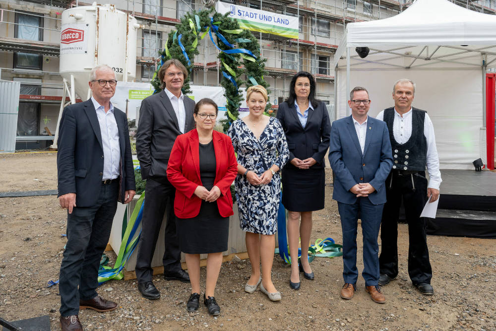 Das Richtfest in Altglienicke mit Franziska Giffey (Mitte). Copyright: STADT UND LAND/Christian Kruppa