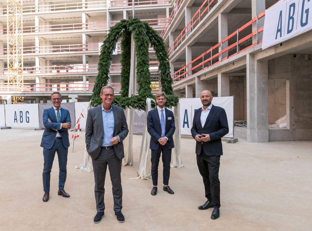 Richtfestgäste am VoltAir: (v.l.) Ulrich Höller,
 Geschäftsführender Gesellschafter der ABG; Michael Müller,
 Regierender Bürgermeister von Berlin; Felix Gädecke,
 Joint-Venture-Partner der ABG; Jürgen Mayer,
 Architekturbüro J. Mayer H. Copyright: Linus Lintner