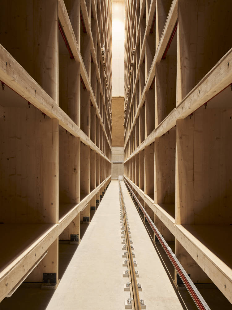 Das Hochregallager aus Holz im Weleda Logistik-Campus. Copyright: Elias Hasso