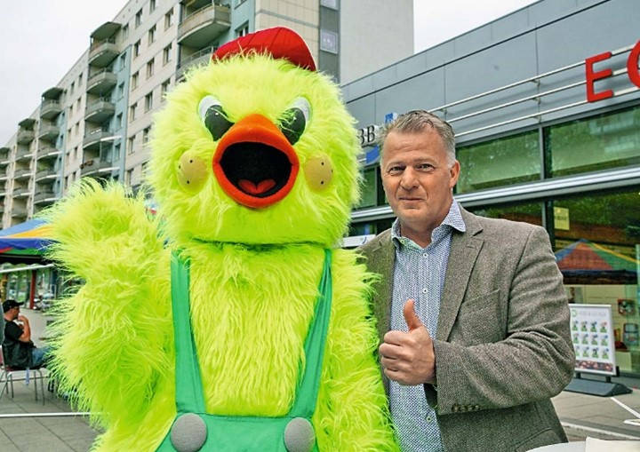 WOBAU-Geschäftsführer Peter Lackner mit Maskottchen WOBI-Spatz