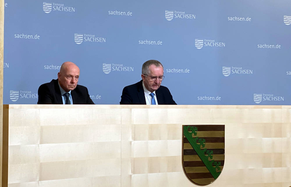 Thomas Schmidt (rechts) erklärt auf einer Pressekonferenz,
 wie viel Geld für die Wohnungsbauförderung in Sachsen zur Verfügung steht. Copyright: IMMOCOM