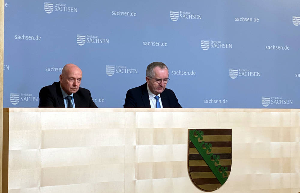 Thomas Schmidt (rechts) erklärt auf einer Pressekonferenz,
wie viel Geld für die Wohnungsbauförderung in Sachsen zur Verfügung steht. Copyright: IMMOCOM