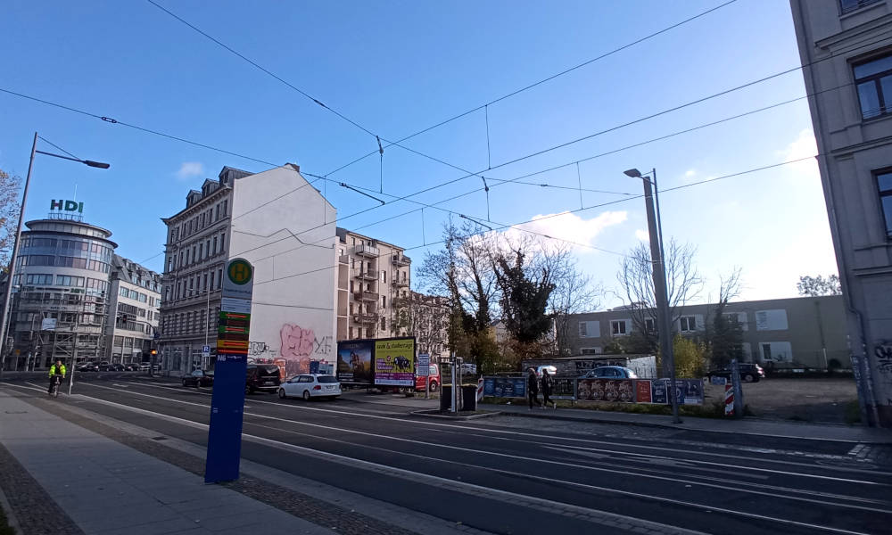 In diese Baulücke nahe der Eisenbahnstraße wird sich das Zleep Hotel einfügen. Copyright: IMMOCOM / Pierre Pawlik