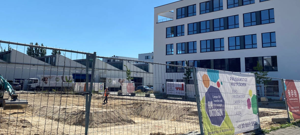 AM OKTOGON: Gewaltiger Bürocampus in Berlin-Adlershof wächst weiter: Die immobilien-experten-ag errichtet neue Büros im Technologie-Park Adlershof. Gerade wurde Richtfest für das zwölfte Gebäude des Großprojektes AM OKTOGON gefeiert.