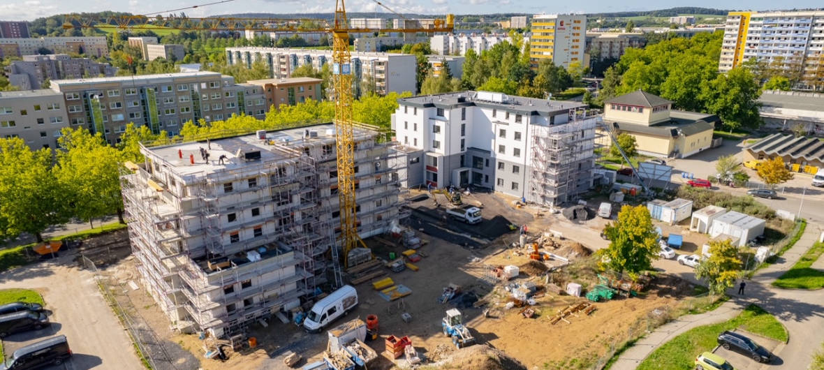 Diese Bauprojekte entstehen aktuell in Gera: Ob Wohnquartier, Logistikpark, Sozialzentrum oder Möbelmarkt – in Gera wird zurzeit viel gebaut. In diesem Überblicksbeitrag stellen wir die interessantesten Projekte vor.