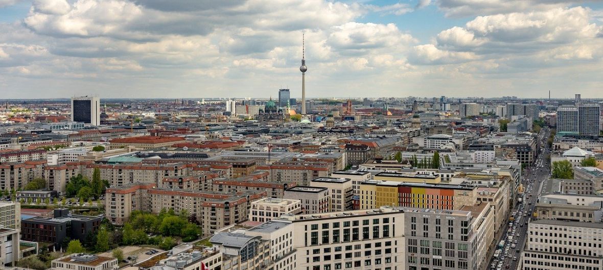 Berlin: Investmentmarkt mit zweitbestem Ergebnis aller Zeiten: Nach Einschätzung von BNP Paribas Real Estate bewegt sich der Immobilienmarkt der deutschen Hauptstadt wieder auf das Top-Niveau aus Vor-Pandemiezeiten zu. Das Analysehaus hat 2021 ein Transaktionsvolumen von über elf Milliarden Euro registriert.