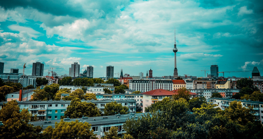 Auswirkungen des Mietendeckels in Berlin: Analyse bestätigt gedämpfte Preise im Berliner Mietwohnungsmarkt. Aber: Die Umwandlung von Mietwohnungen in Eigentumswohnungen erschwert die Wohnungsfindung deutlich.