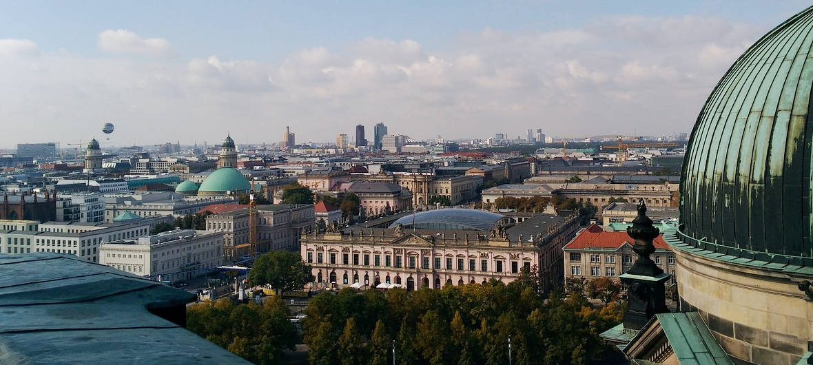 Berlin: Bürovermietungsmarkt startet moderat - Investmentmarkt legt Fehlstart hin: Der Berliner Bürovermietungsmarkt startet moderat ins neue Jahr, derweil legt der Investmentmarkt den schwächsten Jahresauftakt seit 2014 hin.