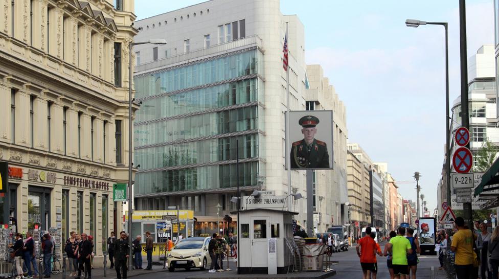 Das Hin und Her am Checkpoint Charlie geht weiter