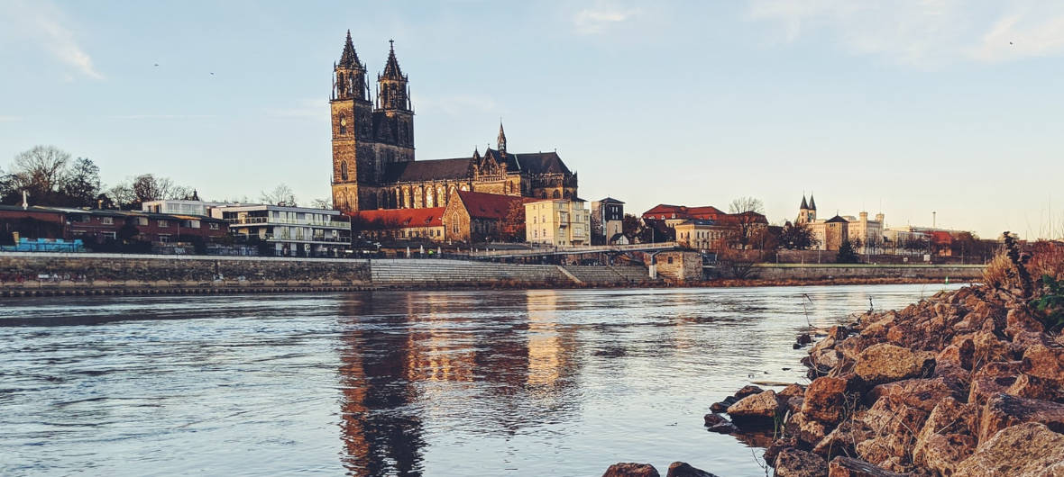 Immobilienmarkt Magdeburg erweist sich als nachhaltig robust: Die robusten und nachhaltigen Wirtschaftsstrukturen Magdeburgs beflügeln Region und Immobilienbranche. Das ist ein wichtiger Befund aus dem Aengevelt City Report über die Landeshauptstadt Sachsen-Anhalts. Weitere Ergebnisse.