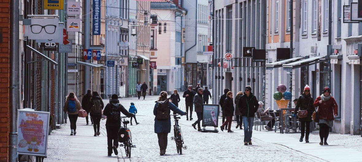 Transformation der Innenstädte: So sieht die Traum-Innenstadt der Deutschen aus: Laut einer Studie der Technischen Universität Darmstadt und von JC Real Estate beobachten viele Menschen einen deutlichen Attraktivitätsverlust deutscher Innenstädte. Was sie sich für eine lebendige und attraktive Innenstadt wünschen.