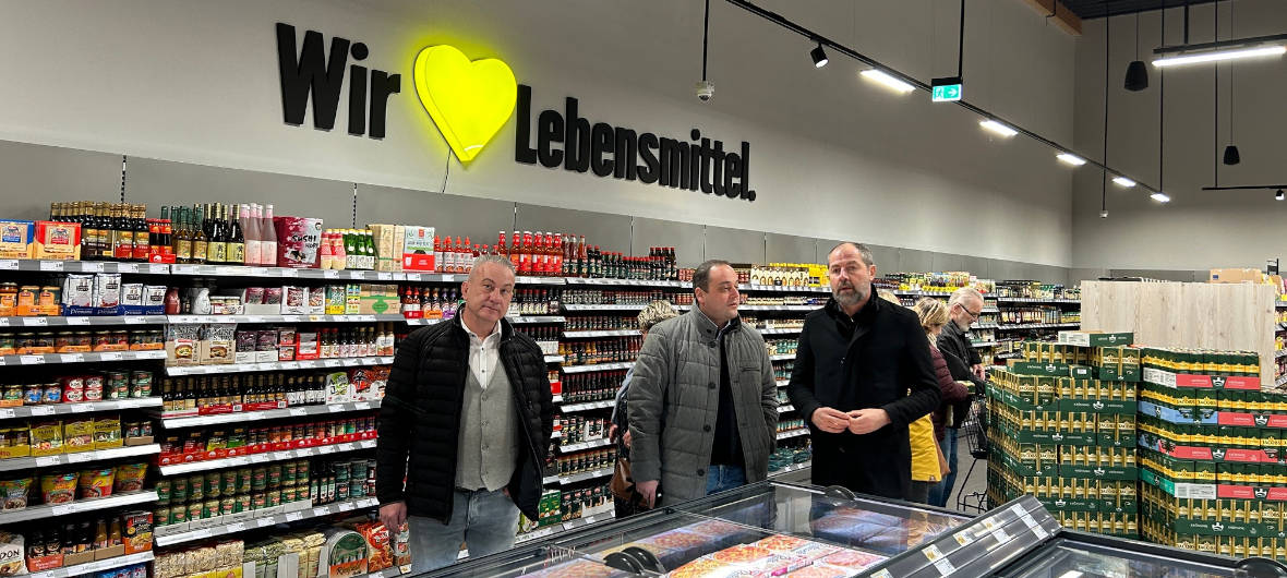 EDEKA-Neubau im Herzen der Stadt Löbau fertiggestellt: Auf dem Gelände des ehemaligen Gasthofs „Goldenes Lamm“ wurde nach einem Jahr Bauzeit ein EDEKA-Vollsortimenter im sächsischen Löbau eröffnet.