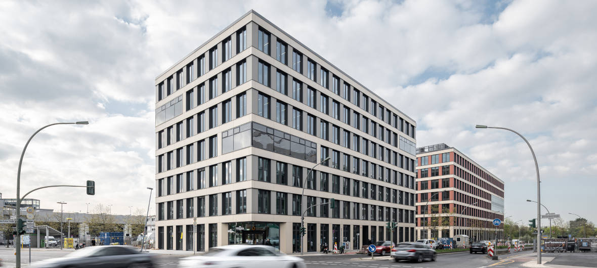 EDGE Suedkreuz Berlin als nachhaltigstes Gebäude Deutschlands ausgezeichnet: Die DGNB bestätigt für das Holz-Hybrid-Bürogebäude EDGE Suedkreuz den höchsten jemals erreichten DGNB-Gesamterfüllungsgrad - bei bislang rund 10.000 zertifizierten Gebäuden.