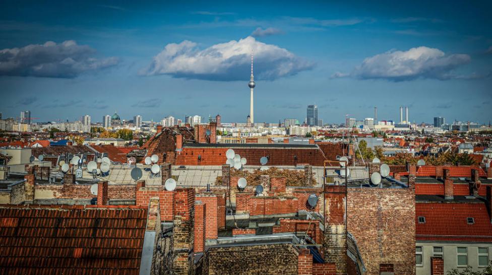 Ein Jahr Mietendeckel: Angebotsmieten sinken und das Angebot gleich mit