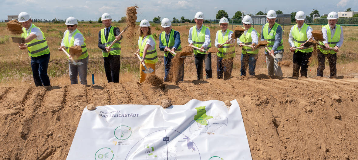 Sachsen-Anhalt: Energiepark Bad Lauchstädt soll mit grünem Wasserstoff die Energiewende beschleunigen: Am 21. Juni 2023 wurde der feierliche Spatenstich für die Umsetzung des Energiepark Bad Lauchstädt begangen. Hier soll künftig die Wertschöpfungskette von grünem Wasserstoff erprobt werden.