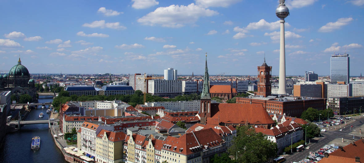 Weiter so!? In Berlin wird die Vergesellschaftung von großen Wohnungsunternehmen geprüft: Die Berliner Politiker von SPD, Grünen und LINKEN üben sich im Betreten von Neuland bei der Wohnraumpolitik. Zweimal sind sie bereits gescheitert. Jetzt soll die Vergesellschaftung von großen Wohnungsunternehmen geprüft werden.