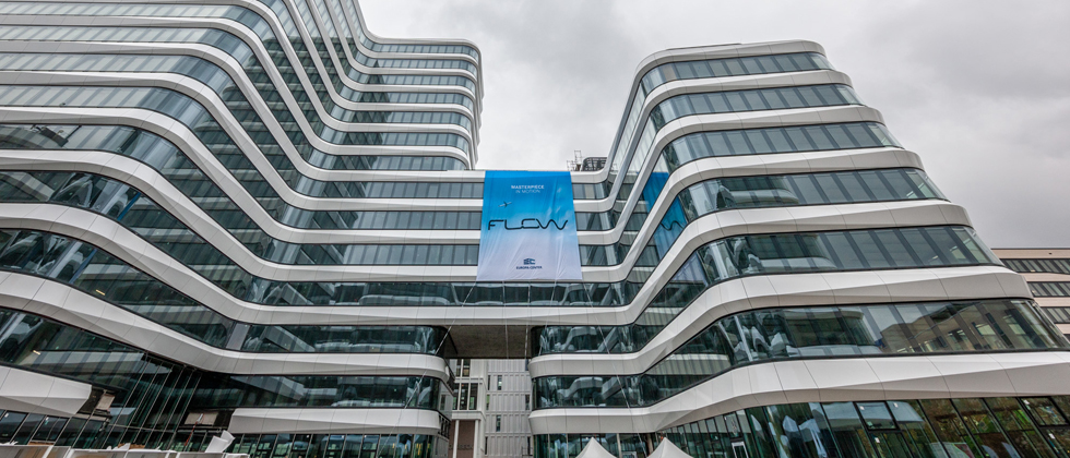 Frankfurt: EUROPA-CENTER stellt neuen Bürocampus in Gateway Gardens vor: Mit einer feierlichen Veranstaltung hat die EUROPA-CENTER Immobiliengruppe das Gebäudeensemble am Frankfurter Flughafen jetzt erstmals der Öffentlichkeit vorgestellt – und auch dessen Namen bekannt gegeben.