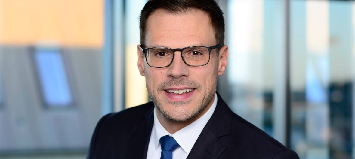 Büro und ESG: Investoren verzichten für grüne Office-Immobilien auf Rendite: Felix Meyen, Head of Transaction Management der HIH Invest, erklärt, wie das Unternehmen ESG-Standards zu einem strategischen Bestandteil der Ankaufsprüfung macht und welche Trends hinsichtlich Büroflächen zu bedenken sind. 