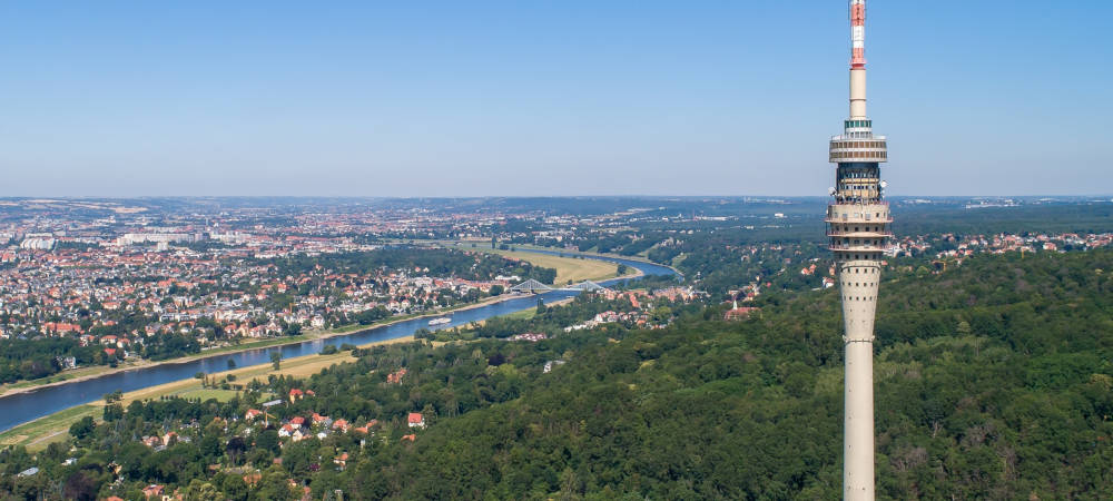 Fernsehturm Dresden: Ein Wahrzeichen wird wieder belebt: Für den Fernsehturm Dresden wurde ein neuer Betreiber gefunden. Damit soll der jahrzehntelange Dornröschenschlaf des Wahrzeichens ein Ende finden und das Bauwerk wieder für Besucher zum Erlebnis werden.