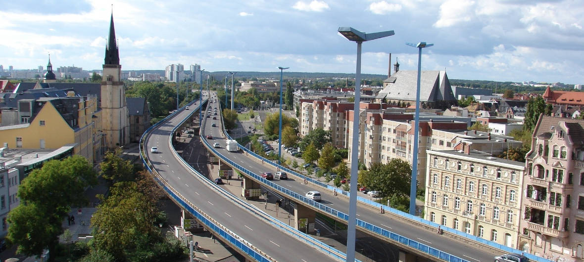 Konversion in Halle: Aus DDR-Verwaltungskomplex wird ein Wohnquartier: GRK Gruppe hat ein Areal im Hallenser Medizinerviertel mit hohem Entwicklungspotenzial gekauft und plant mittels Sanierung, Umbau und Nachverdichtung die Umnutzung zu einem Wohnquartier.