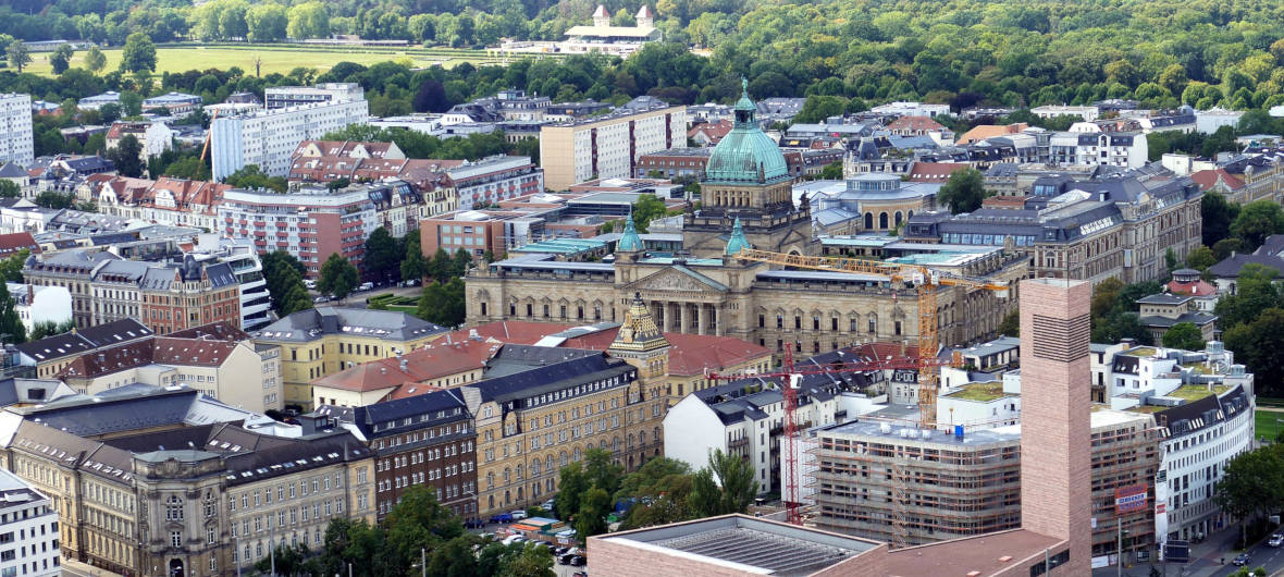 Grundstücksmarktbericht 2021: Leipziger Immobilienmarkt mit Rekordumsatz: Der Leipziger Immobilienmarkt hat 2021 trotz leichten Rückgangs der Transaktionszahlen einen Rekordumsatz von 4,1 Milliarden Euro erzielt, 25 Prozent mehr als im Vorjahr. Dies geht aus dem jetzt vorliegenden Grundstücksmarktbericht hervor.