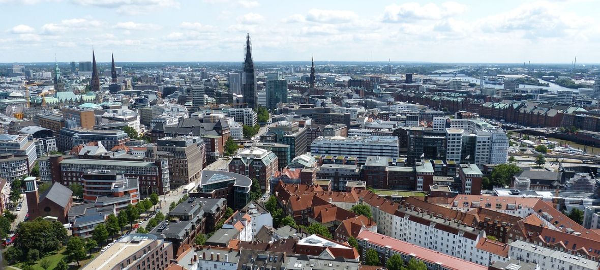 Hamburg beschließt 100 Jahre Mietpreisbindung für Sozialwohnungen: Die Stadt Hamburg will jährlich mindestens 1.000 neue Sozialwohnungen bauen und mit einer 100-jährigen Mietpreisbindung versehen. Außerdem wird der Verkauf städtischer Grundstücke untersagt. 
