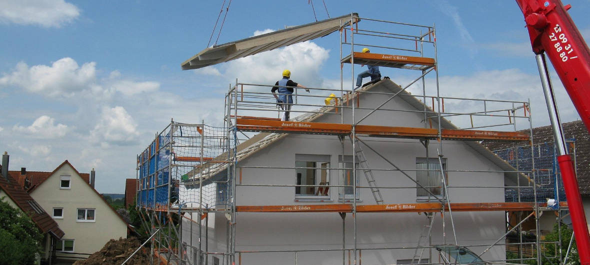 Günstig UND nachhaltig bauen: Geht das?: Wer ein Haus baut, muss häufig rechnen. Da scheint es für viele Bauherren unerschwinglich, auf Umweltschutz und Nachhaltigkeit zu setzen. Ein Fehler, denn auch nachhaltiges Bauen kann unter bestimmten Voraussetzungen günstig sein.