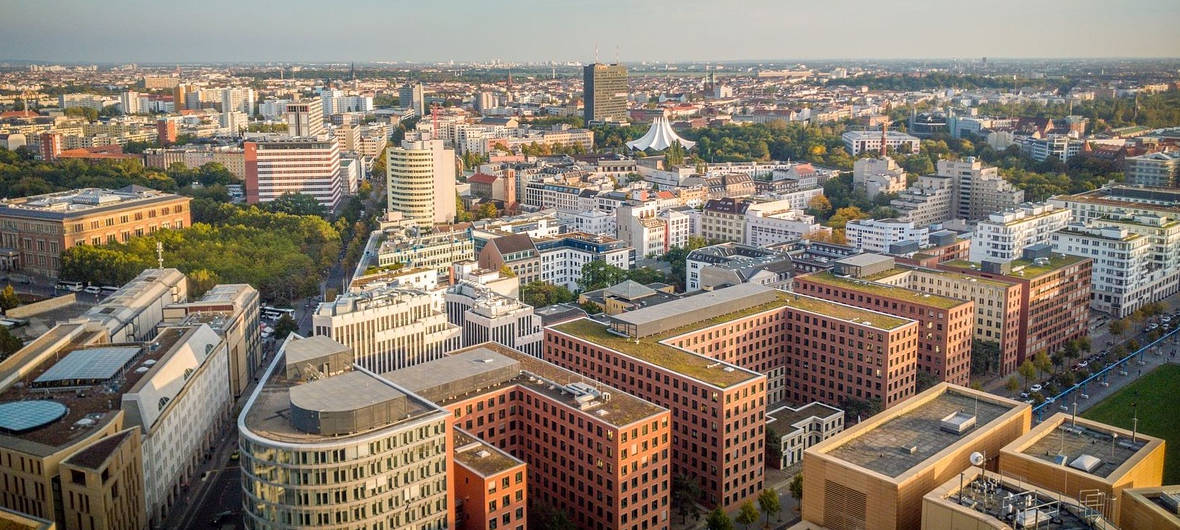 „Wir können nicht zaubern“: Die Herausforderungen der Landeseigenen Wohnungsunternehmen in Berlin: Die Herausforderungen der Landeseigenen Wohnungsunternehmen (LWUs) von Berlin sind enorm. Die Politik reguliert auf der einen Seite die Einnahmen, auf der anderen Seite wird die Wunschliste an Leistungen immer länger.