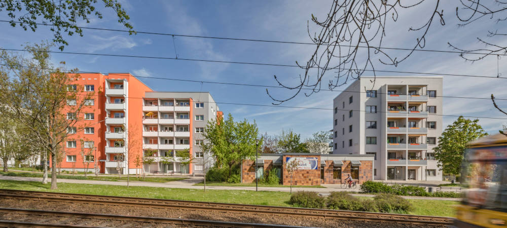 Seniorengerechte Modernisierung: Dresdner Genossenschaft stellt Wohnprojekt Höhenpromenade fertig: Die Eisenbahner-Wohnungsbaugenossenschaft begann 2008 mit der Sanierung von 48 Dresdner Wohnungen für Senioren und stieß auf eine große Nachfrage. Nach vielen Jahren sind knapp 400 Wohnungen seniorengerecht 