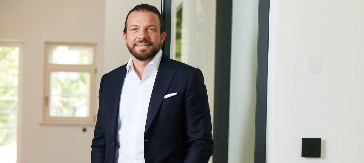 Wie krisenresilient sind Investments in Bestandswohnimmobilien?: Sebastian Engel, CSO der Alpha Real Estate, analysiert für IMMOBILIEN AKTUELL die Vorteile von Investments in Bestandsimmobilien und zeigt auf, warum gestiegene Zinsen nicht immer schlecht sein müssen. 