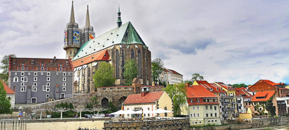 Kaufhaus Görlitz: Denkmalgerechte Sanierung rückt näher: Das Kaufhaus Görlitz steht seit 2009 leer. Der aktuelle Inhaber Winfried Stöcker möchte es sanieren und erreichte Ende Juli 2021 einen wichtigen Meilenstein.