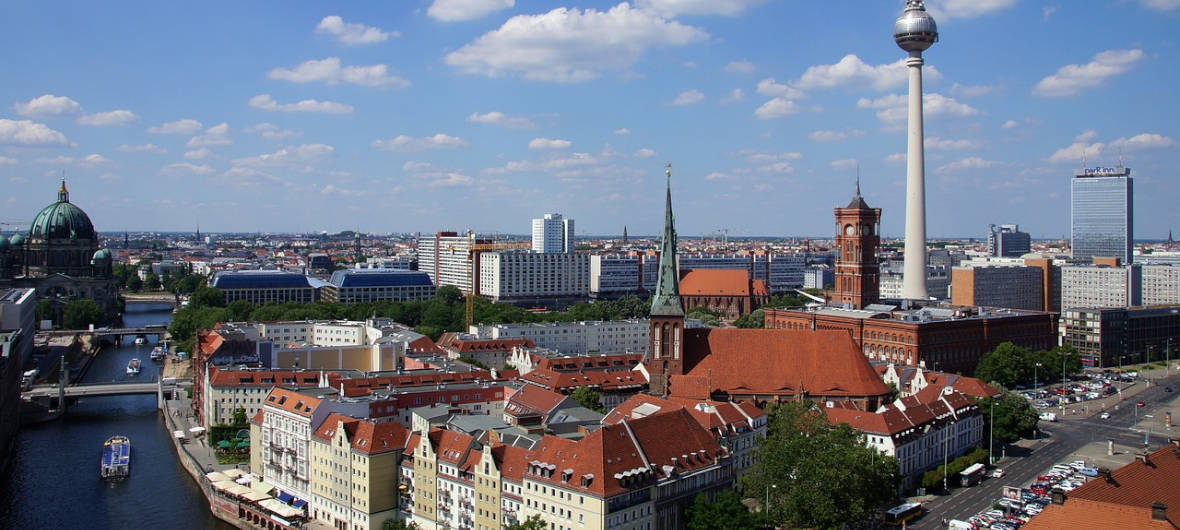 Neue Kooperationsvereinbarung in Berlin: Landeseigene Wohnungsunternehmen können Mieten wieder erhöhen: Die landeseigenen Wohnungsunternehmen drängen auf mehr Mieteinnahmen. Der Senat hebt nun den Mietenstopp zum Jahresende auf, hat aber eine mögliche Erhöhung bei 2,9 Prozent gedeckelt. und eine Härtefallregelung durchgesetzt.